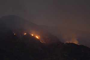 حرائق الغابات تتسبب في موجة جديدة من إجلاء المنازل بكاليفورنيا