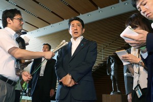 رئيس الوزراء الياباني يدين هجوم بنجلاديش الارهابي