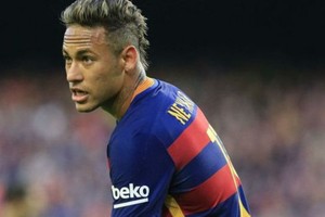 نيمار يتخطى الراتب السنوي لميسي