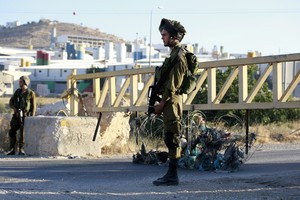 قوات إسرائيلية تعتقل 8 فلسطينيين في أنحاء مختلفة من الضفة الغربية