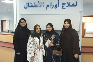 'خيرية آل حبيل' تزور مرضى السرطان في 'السلمانية الطبي'