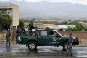 وقف 10 مسئولين أفغان كبار عن العمل على خلفية تفجير حافلات للشرطة