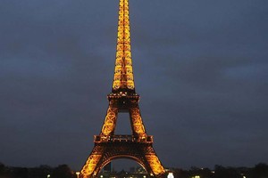 برج إيفل يتحول إلى منزل تبيت فيه عائلة بريطانية