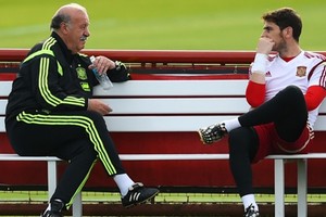 ايكر كاسياس وفيسينتي دل بوسكي يوقعان اتفاق سلام اليوم في مدريد