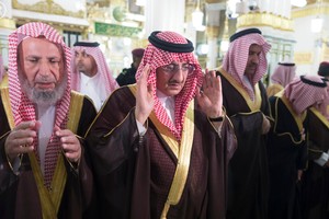 ولي العهد السعودي يؤدي صلاة الميت على رجال الأمن الذين استشهدوا في تفجير المدينة المنورة