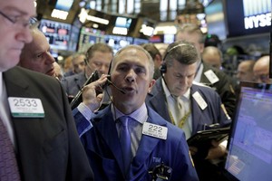 وول ستريت تفتح منخفضة مع اتجاه المستثمرين للملاذات الآمنة