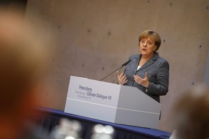 ميركل تدعو المستثمرين إلى العدول عن القطاعات الصناعية الضارة بالبيئة