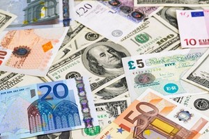 الين يصعد والاسترليني يهبط مع تنامي القلق بشأن بريطانيا