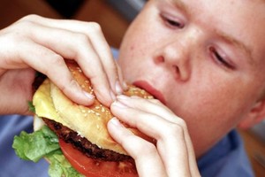 اعلانات الوجبات السريعة تجعل الأطفال يشعرون بالجوع