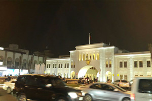 مواطنون ومقيمون يتجولون بسوق المنامة استعداداً للاحتفال بالعيد