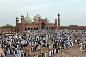 بالصور... المسلمون يحتفلون بعيد الفطر رغم الهجمات والمعارك