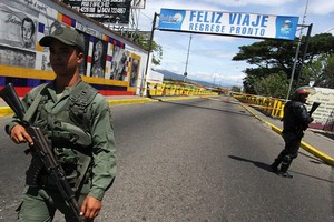 مئات الفنزويليات يقتحمن الحدود الكولومبية لشراء مواد غذائية