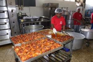 بالصور... طباخون يعدون الولائم 'غداء العيد' تزامناً مع عيد الفطر السعيد