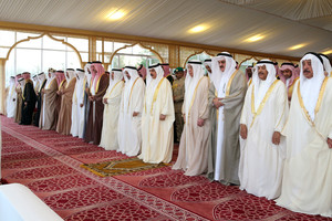 بالصور... العاهل يشارك المصلين أداء صلاة عيد الفطر المبارك