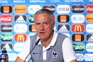 مدرب فرنسا يناشد لاعبيه دخول التاريخ