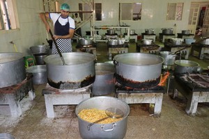             طباخون يعدون الولائم ( غدا العيد )  في المطابخ تزامنا مع عيد الفطر السعيد