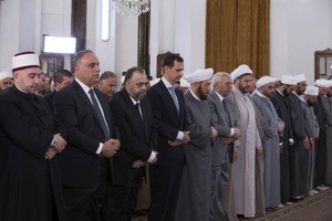 الأسد يؤدي صلاة عيد الفطر في حمص