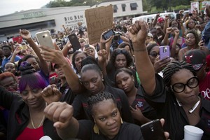 احتجاجات وتحقيق عقب مقتل رجل أسود برصاص شرطيين في لويزيانا