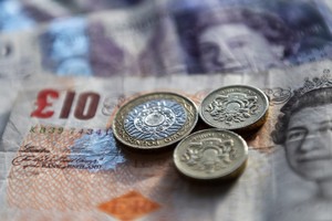 الاسترليني يتماسك بعد هبوطه دون 1.30 دولار