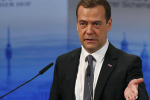 مدفيديف: النفط والعقوبات يستوجبان نهجاً حذراً في موازنة روسيا