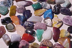 تراجع المبيعات في السوق السنوية للأحجار الكريمة في ميانمار