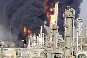 إيران تسيطر على حريق في منشأة للبتروكيماويات بعد اتصالات تحذيرية مع دول المنطقة