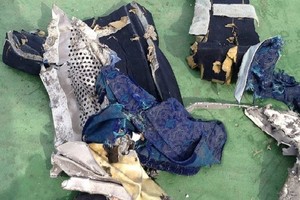 اسرائيل تعلن عن ظهور اجزاء من الطائرة المصرية المنكوبة عند أحد شواطئها