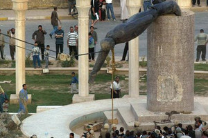 تحقيق يثبت فشل بريطانيا وأميركا في كبح عمليات اجتثاث البعثيين في العراق