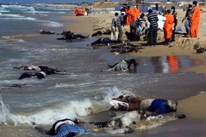 إيطاليا تنتشل 217 جثة من حطام قارب مهاجرين غرق في 2015