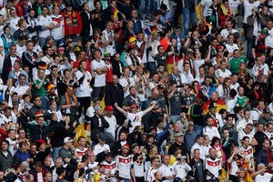 رابطة المشجعين في أوروبا تدين الشرطة الفرنسية وتسلط الضوء على مونديال روسيا