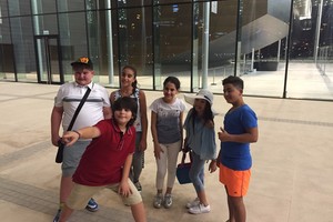 نجوم 'ذا ڤويس كيدز' يكتشفون خيمة نخول ومسرح البحرين الوطني