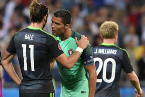 ما هو تعليقك على هذه الصورة؟... رونالدو يواسي غاريث بيل