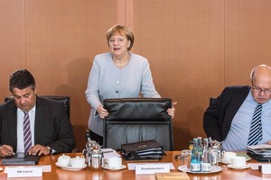 ميركل تقول ان سلوك روسيا في اوكرانيا 'افقدها ثقة' دول الحلف الاطلسي