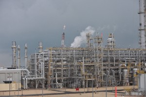 أسعار النفط ترتفع مدعومة بانخفاض المخزونات الأميركية