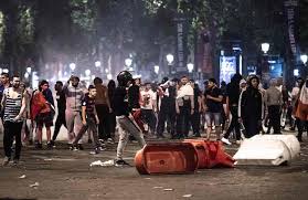 صدامات بين مشجعي كرة قدم والشرطة في الشانزليزيه