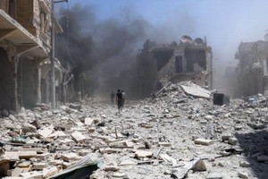 المرصد: مقتل 15 مدنياً على الاقل في قصف جوي على بلدة في شمال غرب #سوريا 