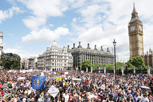 بريطانيا: ثقة المستهلكين تهوي.. والإسترليني أيضاً
