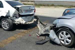 بالصور .. إصابة بحرينية بتصادم  3 مركبات على شارع السهلة 