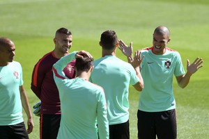 بيبي تدرب بشكل طبيعي مع منتخب البرتغال