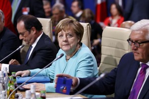 إيران ترفض تصريحات ميركل بشأن برنامجها الصاروخي وتصفها بأنها غير بناءة