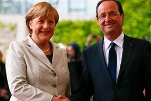 هولاند يشيد بطريقة تعليق ميركل خلال قمة الناتو على مباراة ألمانيا وفرنسا