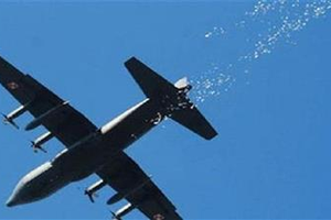 طائرات عراقية تلقي منشورات في سماء مدينة الشرقاط تمهيداً لاقتحامها