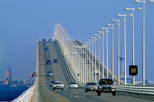 107 آلاف مسافر يعبرون جسر الملك فهد في يوم واحد