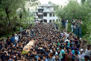 ﻿مقتل 8 متظاهرين في كشمير بعد مصرع زعيم متمرد