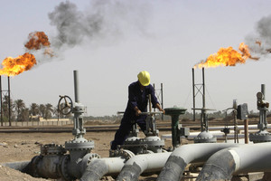 النفط يهبط لأدنى مستوى له منذ شهرين رغم تصريحات سعودية بشأن توازن السوق