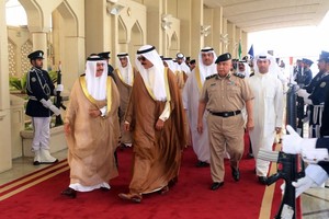 وزير الداخلية يطلع نظراءه في السعودية والإمارات والكويت على تطورات الوضع الأمني بالبحرين