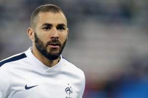 بنزيمة يواسي ويؤازر المنتخب الفرنسي بعد الهزيمة في النهائي الأوروبي