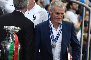 ديشان باق مع منتخب فرنسا في تصفيات كأس العالم