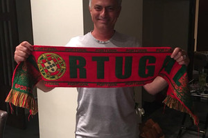 صورة: مورينهو يقود الاحتفالات البرتغالية بطريقته الخاصة