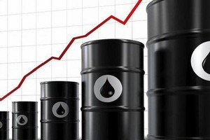 النفط يقفز 5% في أكبر مكاسب لجلسة واحدة منذ أبريل